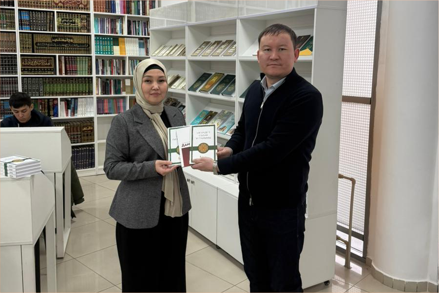 Халықаралық кітап сыйлау күні: Нұр-Мүбарак кітапханасына «IHSAN» баспасының еңбектері табысталды
